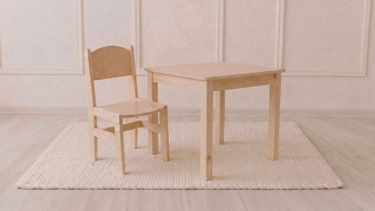 Zestaw: krzesełko drewniane pełne + stolik 50×50